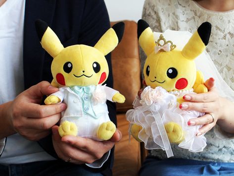 Pokemon Wedding Ring, Pokemon Theme Wedding, Pokemon Wedding Dress, Pokemon Wedding Centerpieces, Pokemon Wedding Theme, Wedding Plushies, Pikachu Wedding, Pokemon Wedding Ideas, Anime Wedding Ideas