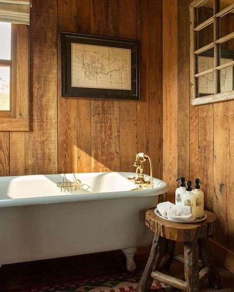 Inspire a Winter Getaway with These Cozy Cabins - Cottage Journal Vintage Homestead, Rustic Stone Fireplace, Cottage Journal, Contemporary Cabin, Old Cabin, Cozy Cabins, Cabin Bathrooms, Rustic Backdrop, Rustic Country Home