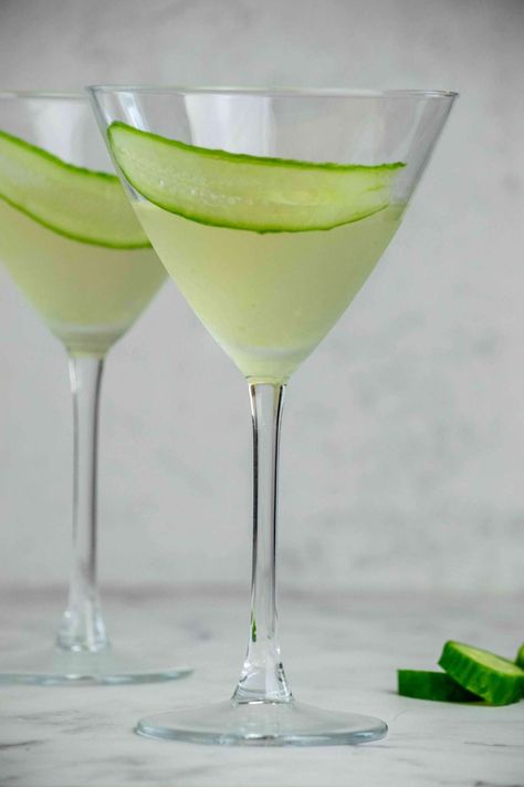 This easy Cucumber Martini recipe combines fresh muddled cucumber, vodka or gin, dry vermouth and simple syrup for a fresh, strong cocktail that's ready in minutes, and perfect for spring! Cucumber Vodka Martini, Cucumber Martini Recipe Vodka, Gin Martini Recipes, Herb Cocktails, Vodka Martini Recipes, Cucumber Martini Recipe, Cucumber Martini, Spiced Apple Cider Recipe, Effen Vodka