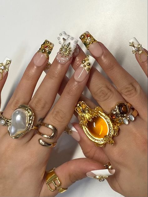 IG: @n43lz Big Gold Jewelry, Maximalist Short Nails, Kali Uchis Inspired Nails, Nails Jewelry, Dope Jewelry Accessories, Pretty Gel Nails, Bling Acrylic Nails, Jewelry Accessories Ideas, Dope Jewelry