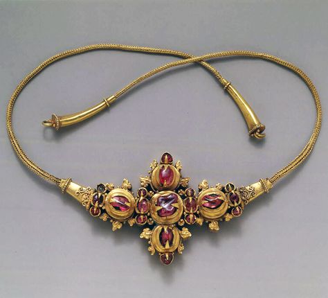 Beautiful Traditional Javanese Jewelry - Necklace with Inset Stones and Braided Wire | Gold with stones | ca. 9th - early 10th century | #Indonesia Collar Hippie, Ancient Jewels, Ancient Jewellery, Historical Jewellery, Art Ancien, Medieval Jewelry, Royal Jewels, Ancient Jewelry, Traditional Jewelry