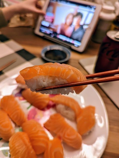 Homemade salmon nigiri https://www.alojapan.com/451380/homemade-salmon-nigiri/ #Food, #JapaneseFood, #Reddit, #RedditJapaneseFood Salmon Nigiri, Salmon Sushi, Japan Food, Japanese Food, Japan, Yummy Food, Ethnic Recipes