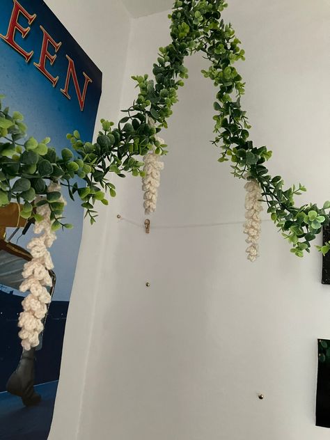 Crochet Wall Decor Ideas, Wall Crochet Decor, Crochet Ceiling Decor, Crochet Ideas Room Decor, Crochet Hanging Decor, Crochet Hanging Vines, Room Crochet Decor, Crochet Hanging Flowers, Crochet Flower Curtain