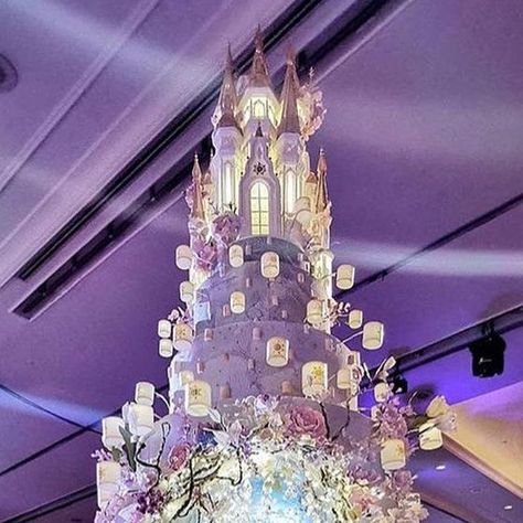 Rapunzel Quince Cake, Rapunzel Wedding Cake, Tangled Wedding Cake, Quinceanera Planning Checklist, Rapunzel Quince, Enchanted Forest Centerpieces, Rapunzel Wedding Theme, Tangled Theme, Tangled Aesthetic