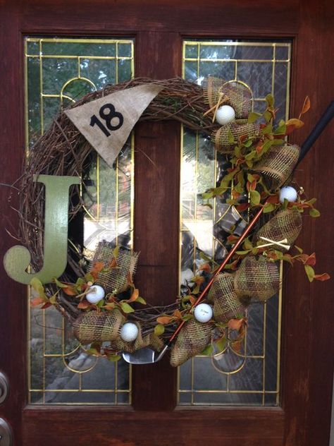 Cute golf wreath perfect for golfers' Christmas decorations! More Christmas golf ideas at #lorisgolfshoppe Golf Wreath, Golf Crafts, Golf Birthday Gifts, Cute Golf, Golf Ball Crafts, Golf Diy, Golf Decor, Christmas Golf, Golf Simulators