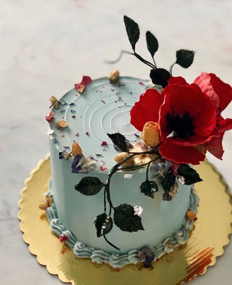 Cake With Poppy Flowers, Poppy Flower Cake, Birthday Cake Buttercream, Bohemian Wedding Cake, Buttercream Piping, Poppy Cake, Floral Cakes, Cake Buttercream, Floral Cake