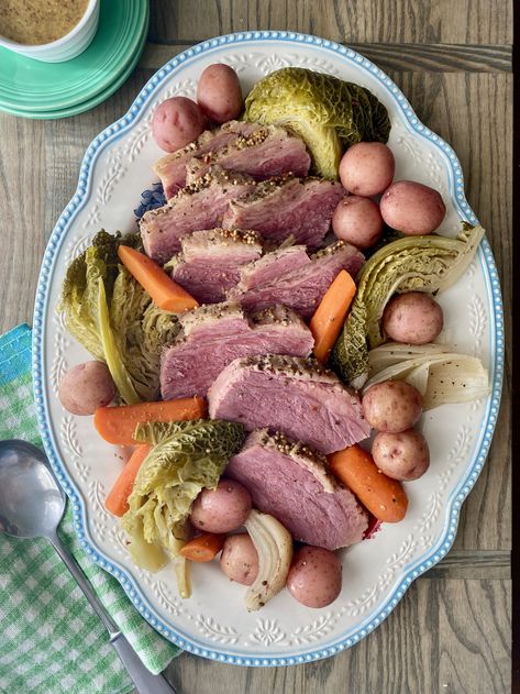 Pioneer Woman Corned Beef And Cabbage, Pioneer Woman Corned Beef, Brisket In Instant Pot, Brisket In Air Fryer, Reheat Brisket, Brisket In Oven, Thanksgiving Slow Cooker Recipes, Thanksgiving Slow Cooker, Corned Beef And Cabbage Recipe