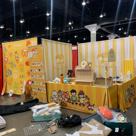 Anime Booth Display, Anime Convention Booth, Convention Booth Design, Art Market Display, Craft Stall Ideas, Convention Booth, Market Display Ideas, Booth Exhibition, Craft Stalls