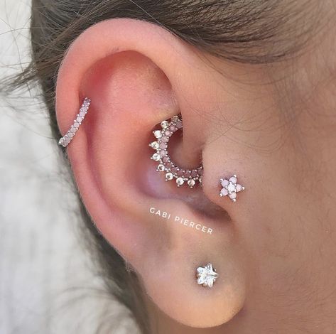 Daith Piercing Migraine, Unique Ear Piercings, Tragus Helix Piercing, Ear Peircings, Types Of Ear Piercings, Daith Jewelry, Daith Piercing Jewelry, Ear Piercings Helix, Cool Ear Piercings