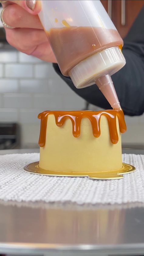 Caramel Drip Cake, Caramel Cake, Cake Decorating Videos, Drip Cakes, Mini Cakes, Cupcake Cakes, Cake Recipes, Cake Decorating, Caramel