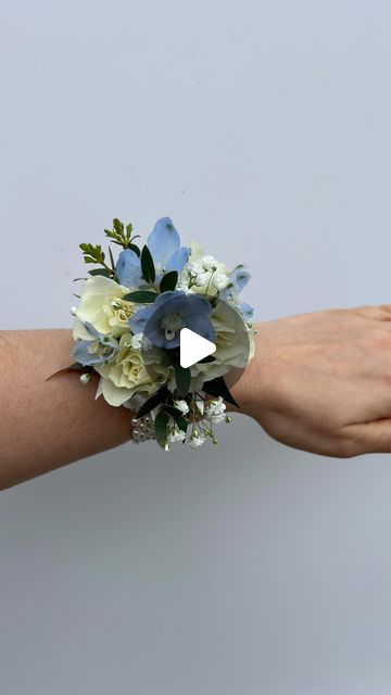 Simple Corsage Diy, How To Make Your Own Corsage, How To Make Wedding Boutineers, How To Preserve A Corsage, Corsage Ideas Wedding, Coursage Diy How To Make A, Making Corsages Diy, Wedding Corsage Diy, Making A Corsage