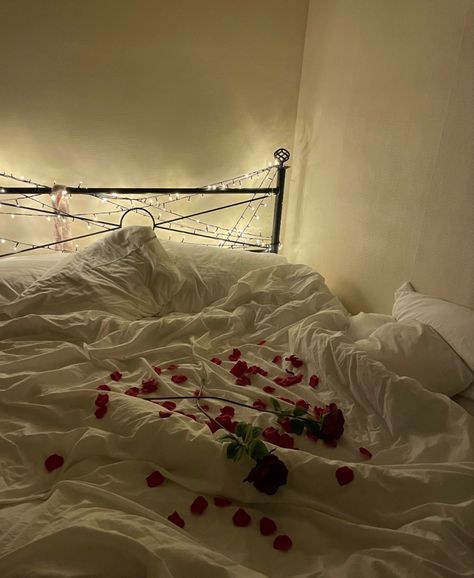 Bed With Roses Petals Romantic Bedroom, Romantic Bed Aesthetic, Roses On Bed Aesthetic, Rose Petals On Bed With Candles, Bed With Roses Petals Romantic, Rose Petals On Bed, Roses On Bed, Rose Petals Aesthetic, Roses Video