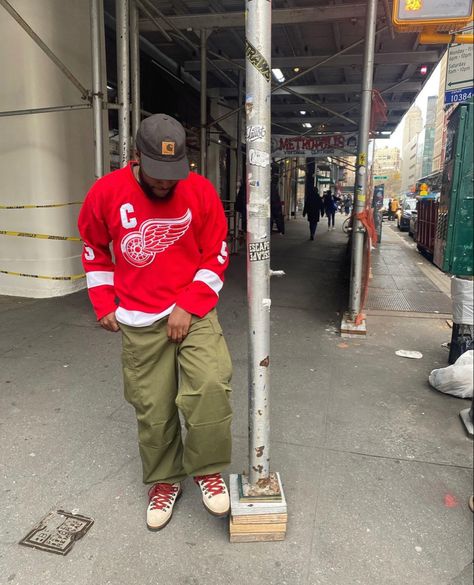 Hockey Jersey Outfit Mens Streetwear, Black Jersey Outfit, Hockey Jersey Outfit Mens, Hockey Jersey Outfit, Jersey Outfit Men, Graphic Tee Outfit Men, Red And Green Outfit, Throwback Jerseys, Streetwear Outfit Men