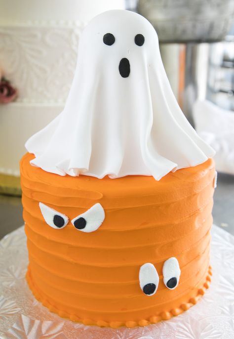 Holloween Cake, Cute Halloween Cakes, Creative Gift Wrapping Ideas, Halloween Birthday Cakes, Ghost Cake, Gift Wrapping Ideas, Salty Cake, Creative Gift Wrapping, Birthday Halloween Party