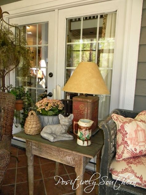 Positively Southern: Antiques on a Screened Porch Screened Porch Decorating, Porch Kits, Porch Life, Vintage Porch, Back Porches, Sleeping Porch, Building A Porch, Primitive Homes, Country Porch