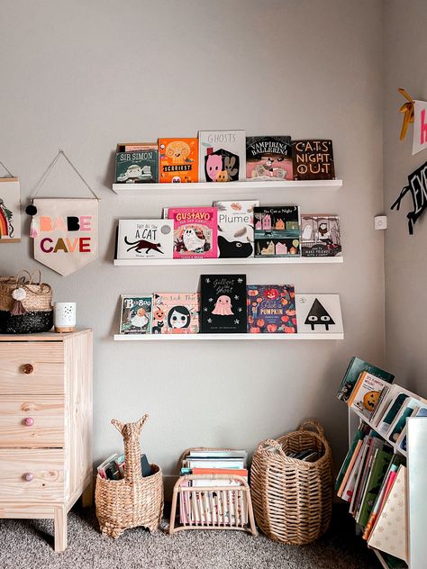 THE EVER CO HALLOWEEN FALL BOOK NOOK KIDS READING LIST Halloween Book Nook #shelfie Halloween Bar Cart, Nook Inspiration, School Pics, Halloween Bar, Craft Cart, Book Wall, Halloween Books, Book Nook, School Pictures