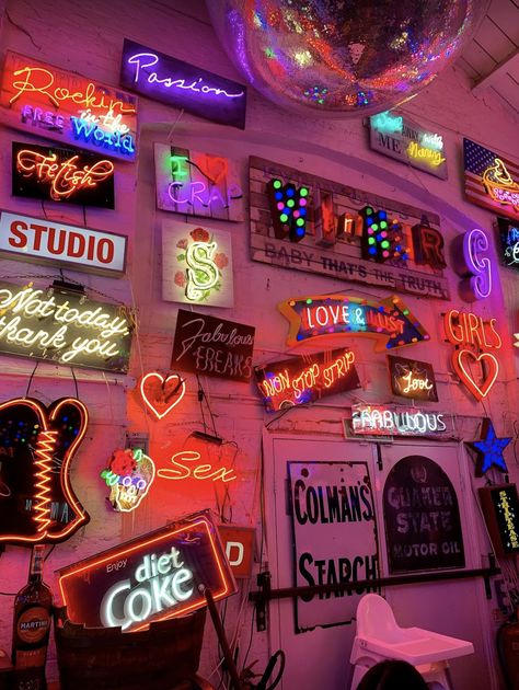 Retro Lights Aesthetic, Street Signs Aesthetic Room, Froot Aesthetic, Retro Future Aesthetic, Room Neon Lights, Neon Signs Aesthetic, Cyberpunk Bedroom, Neon Lights Aesthetic, Neon City Lights