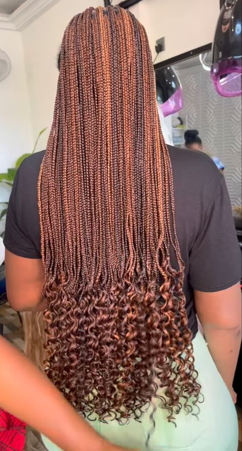 Notlessbox Braids Styles Long Colours, Notlessbox Braids With Curls With Color, Pretty Knotless Braids, Notlessbox Braids Styles Long, Small Knotless Box Braids With Curls, Color 350 Knotless Braids, Pink Peekaboo Hair, Pink Peekaboo, Braids Styling