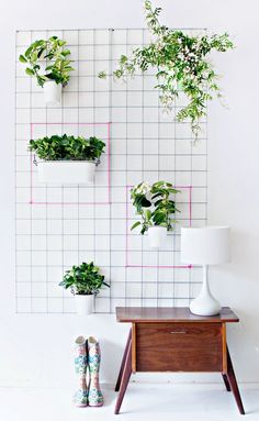 Unique way to use a gridwall. Could use this idea as a backdrop at a craft fair. Living Wall Planter, Diy Wall Planter, Vertical Planting, Vertical Wall Planter Pots, Wall Planters Indoor, Vertical Wall Planters, Vertical Garden Indoor, Vertical Herb Garden, Simple Wall Decor