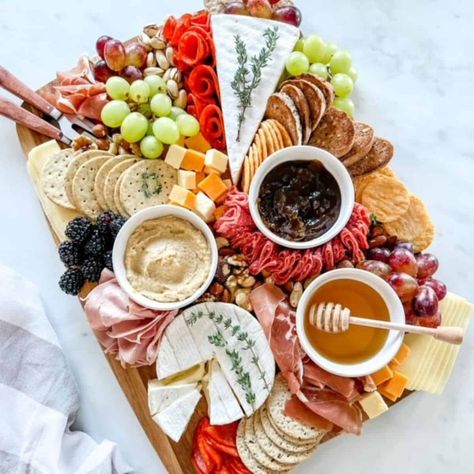 Gluten Free Boards, Gluten Free Charcuterie Board Ideas, Charcuterie Board Gluten Free, Gluten Free Charcuterie Board, Gluten Free Charcuterie, Italian Charcuterie Board, October Dinner, Gluten Free Picnic, Italian Charcuterie