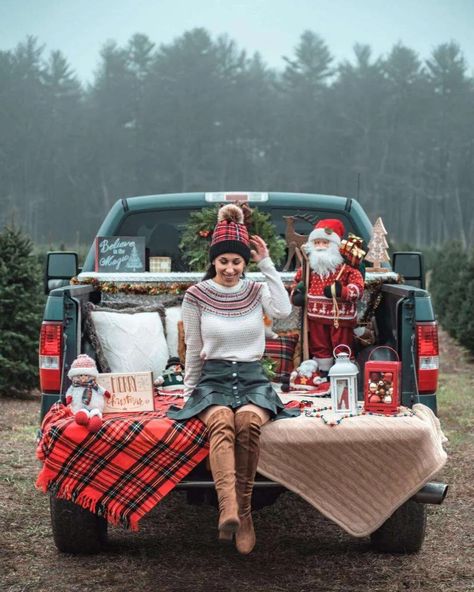 15 Creative Christmas Photoshoot Ideas for Stunning Winter Photography Christmas Car Photoshoot, Holiday Truck Photoshoot, Back Of Truck Christmas Photos, Christmas Truck Photoshoot, Creative Christmas Photoshoot, Van Photoshoot, Winter Picture Ideas, Winter Photoshoot Ideas, Holidays Pictures