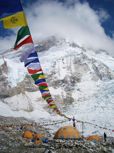 No desire whatsoever to climb Everest, but a hike in the Himalayas should be on any bucket list. Mount Everest Base Camp, Monte Everest, Vintage Hiking, Climbing Mountains, Mt Everest, Leh Ladakh, Everest Base Camp Trek, Everest Base Camp, Ela Classroom