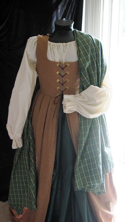 What To Wear To A Celtic Festival, Celtic Outfit Medieval, Celtic Festival Outfit, Celtic Ren Faire Costume, Celtic Outfit, Traditional Irish Clothing, Celtic Dress, Scottish Dress, Irish Dress