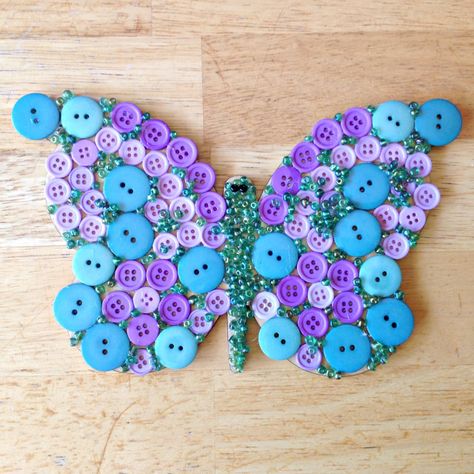 Create a Super Fun Butterfly out of Buttons Crafts With Buttons, Diy Button Crafts, Buttons Art, Buttons Crafts Diy, Button Creations, Pola Kristik, Diy Buttons, Butterfly Crafts, Making Crafts