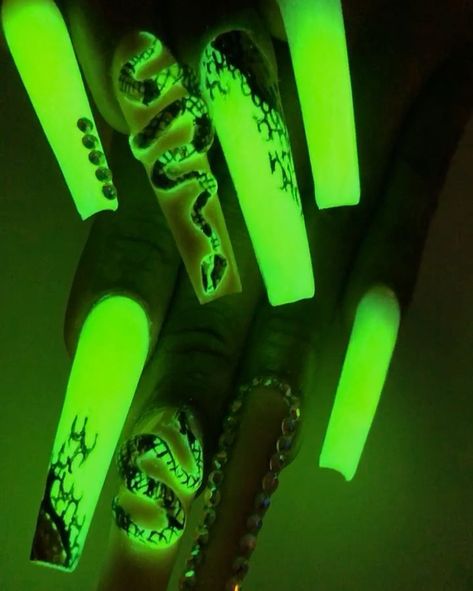 Glow In The Dark Acrylic Nails Ideas, Nail Designs Glow In The Dark, Glow In The Dark Green Nails, Green Glow In The Dark Nails, October Nails Glow In The Dark, Gel Nail Designs Glow In The Dark, Glow In The Dark Nails Green, Neon Green Glow In The Dark Nails, Glowing Nails