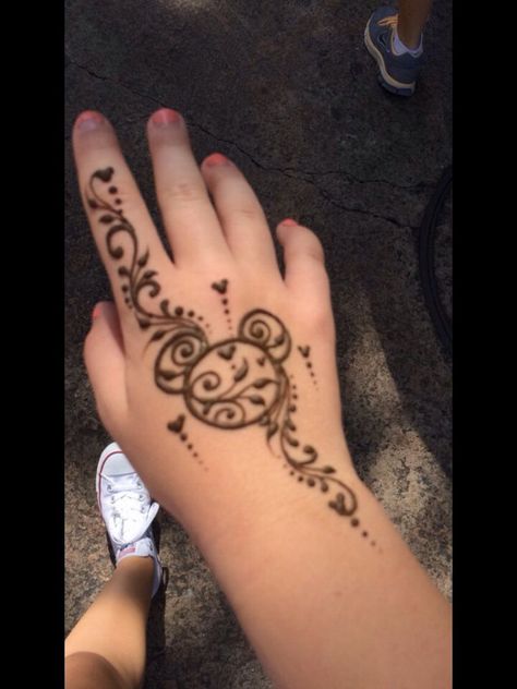 Mickey henna tattoo! Done at Animal Kingdom, Magic Kingdom, Hollywood Studios, Epcot Henna Designs Disney, Disney Henna Tattoo Designs, Disney Hand Tattoos For Women, Henna Tattoo Designs Animals, Disney Henna Designs, Henna Disney, Animal Henna Designs, Henna Animals, Disney Henna