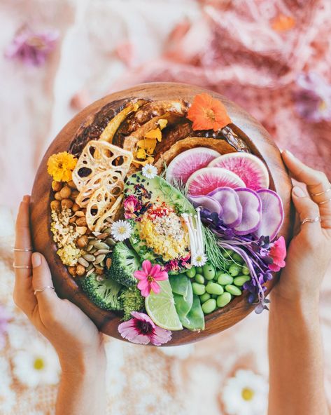 ⋆ Exotic Buddha Bowl ⋆ — Elsa's Wholesome Life Deli Salads, Quinoa Pilaf, Wholesome Life, Buddha Bowls Recipe, Kimchi Fried Rice, Buddha Bowls, Colorful Vegetables, Rainbow Food, Raw Vegetables