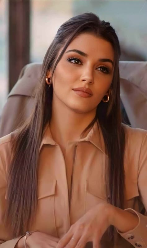 Check more at https://handeercel.tk/hande-ercel-beautiful-turkish-actress-6717/ Hande Erçel Hair, Hande Erçel Makeup, Hande Ercel Style, Hande Ercel, Girls Makeup, Maquillaje De Ojos, Hair Tutorial, Brown Hair, Hair Stylist