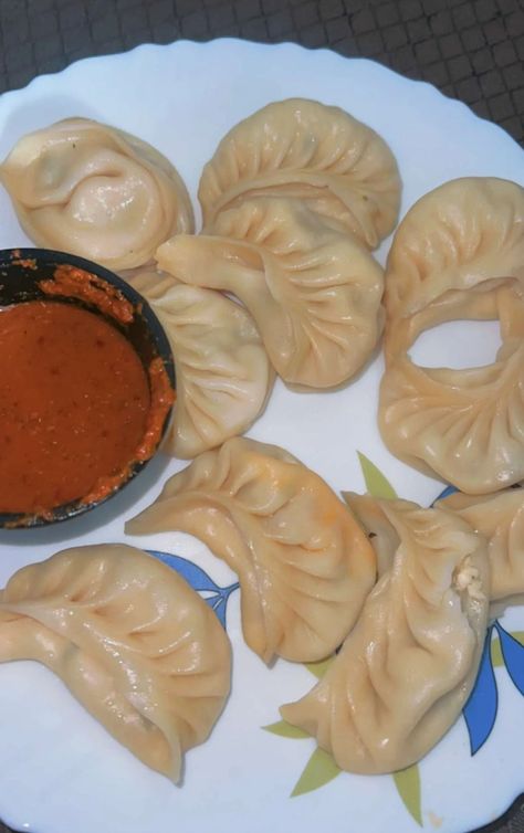 Homemade Momos Snap, Momo Snap, Momos Aesthetic, Homemade Momos, Vegetable Biryani Recipe, Rabbit Images, Momos Recipe, Vegetable Biryani, Chocolate Pictures