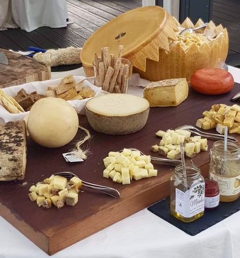 Just look at that parmesan wheel!!!!  Fabulous, simple cheese display.  Yum. Parmesan Wheel, Wedding Cheese Board, Cheese Buffet, Italian Food Party, Cheese Board Display, Wedding Recovery, Wedding Cheese, Cheese Table, Cheese Display