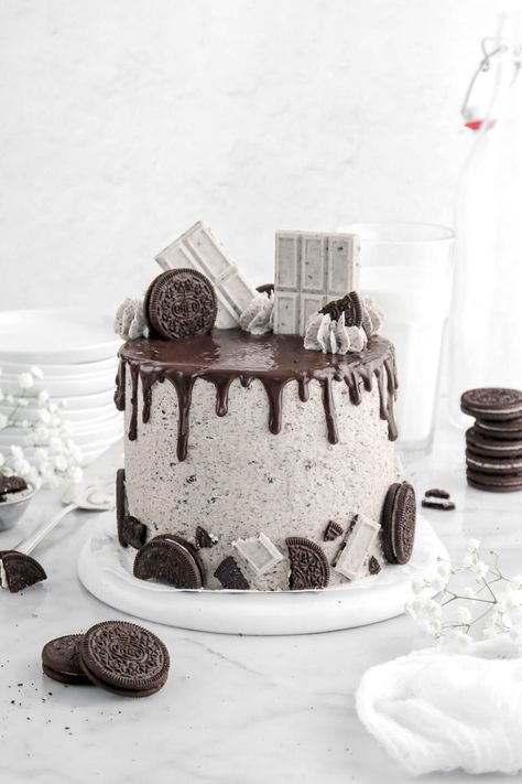 Sweet vanilla cake, loaded with oreo chunks, and frosted with a dreamy oreo frosting. This Oreo Cake (aka Cookies and Cream!) is the ultimate treat for any oreo lover! So simple, but SO. GOOD. Frosting Cookies, Oreo Torte, Oreo Cookie Cake, Oreo Birthday Cake, Oreo Frosting, Cookies And Cream Cake, 21st Birthday Cakes, Chocolate Oreos, Oreo Cookie