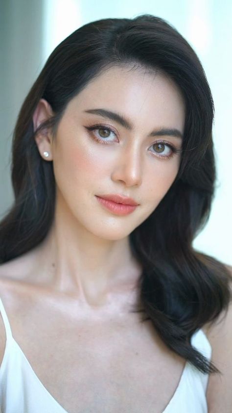 Fresh Bridal Makeup Asian, Mai Davika Makeup, Fresh Makeup Look Glow, Thai Makeup, Fresh Makeup Look, Side Ponytail Hairstyles, Mai Davika, Davika Hoorne, Chinese Woman