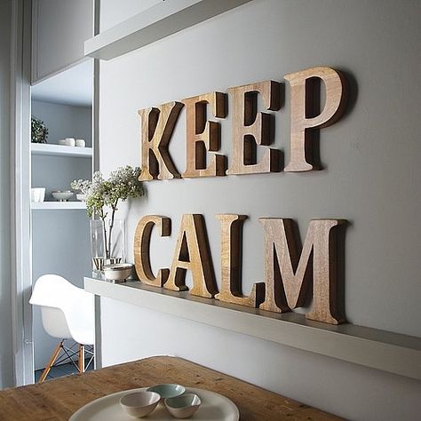 Ideas para decorar y personalizar con letras tus espacios Wooden Wall Letters, Rack Design, Small Letters, Woodworking Wood, Letter Wall, Decor Home Living Room, Wood Letters, Scandinavian Home, Wall Deco