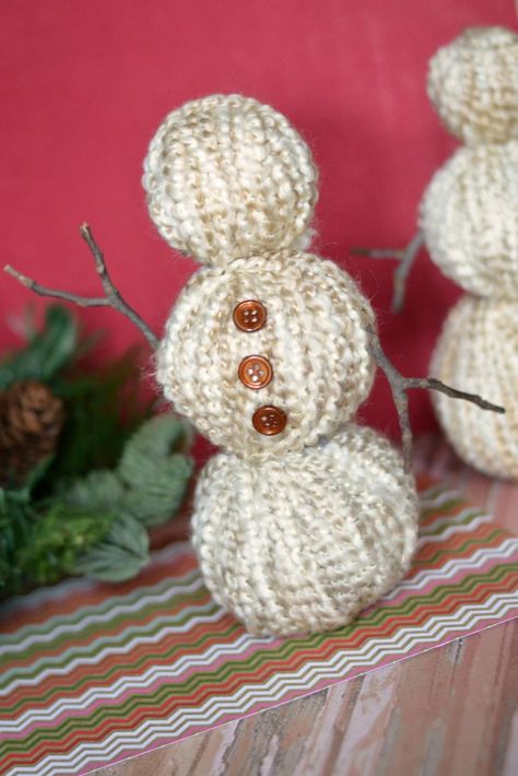 DIY Yarn Wrapped Snowman | The DIY Yarn Wrapped Snowman is a great homemade Christmas craft the whole family will love. This recycled Christmas craft, made from plastic shopping bags and yarn, is a great way to transform simple materials! Yarn Snowman, Diy Christmas Snowman, Pumpkin Snowmen, Homemade Christmas Crafts, Easy Winter Crafts, Crafty Morning, Snowman Crafts Diy, Snowman Gifts, Diy Snowman