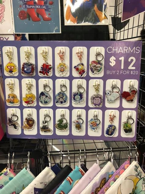 Vendor Booth Display Ideas Keychains, Artist Booth, Keychain Display Ideas Craft Fairs, Acrylic Charm Display, Artist Alley Display, Artist Alley Keychain Display, Artist Alley Display Ideas, Small Artist Alley Display, Artist Alley Charm Display