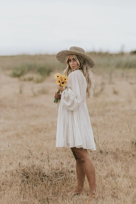 Fall Photoshoot Ideas, Portret Feminin, Boho Photoshoot, Senior Photo Outfits, Shotting Photo, Perfect Summer Outfit, Senior Picture Outfits, Outdoor Photoshoot, Portrait Photography Poses