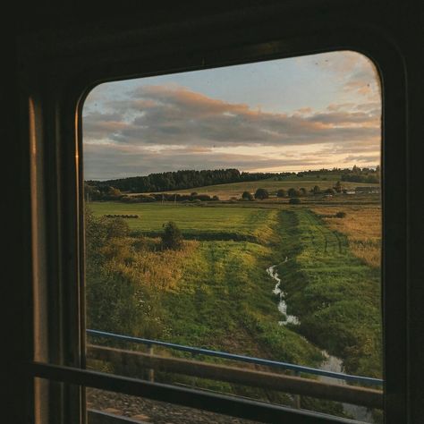 Strange Trails, Train Window, Art Ancien, Radiohead, Nature Aesthetic, Pretty Places, Green Aesthetic, A Train, Aesthetic Photo