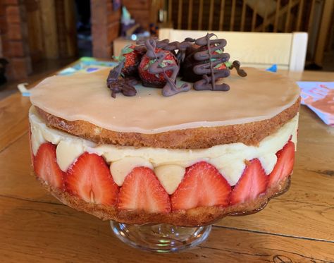 Mary Berry´s Fraisier Cake - TheUniCook BAKING summer showstopper Mary Berry Desserts, Fraisier Cake, Great British Bake Off Recipes, Kids Friendly Meals, Baking Summer, Perfect Vanilla Cake, British Baking Show Recipes, British Bake Off Recipes, Mary Berry Recipes