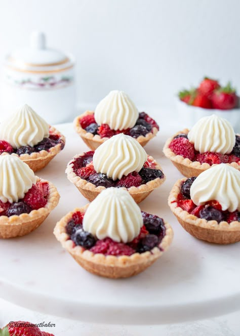 Mini Berry Pies, Fruit Tarts Mini, 4th Of July Dessert Ideas, Berry Tartlets, Mini Fruit Pies, Berry Pies, Berry Pie Recipe, Mini Tart Shells, Bbq Potluck