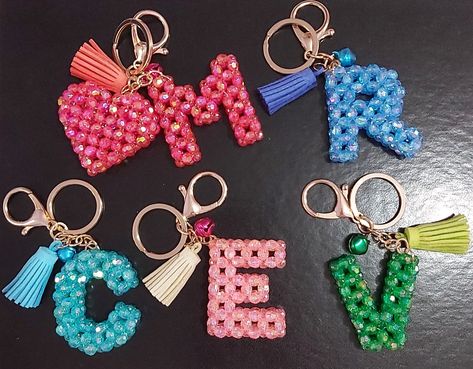 Beaded Letter Keychains, Beaded Keyholder, Beaded Letters, Hand Beaded Bag, Diy Hair Accessories Ribbon, Beads Craft Jewelry, Diy Bag Designs, Diy Bags Patterns, Diy Jewelry Unique