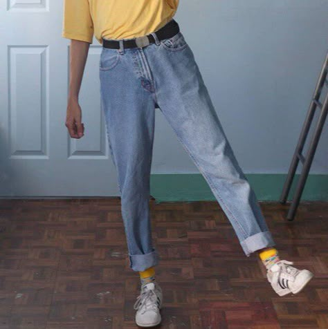 the mom jeans! 1980s Fashion Trends, Goth Outfit, Matching Socks, Fashion 90s, Fashion 80s, 80s Outfit, Grunge Look, Outfit Jeans, 1980s Fashion