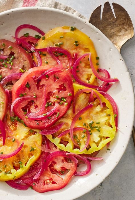 Heirloom Tomato Salad with Pickled Onions Salad With Pickled Onions, Dressings Recipes, Heirloom Tomato Salad, Varieties Of Tomatoes, Seasonal Salad, Heart Healthy Diet, Heirloom Tomato, Pickled Onions, Fresh Chives