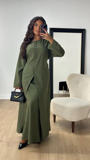 Two Piece Evening Dresses, Chic Vibes, Effortlessly Chic Outfits, Top Skirt Set, Cardigan Sweater Dress, Fashion Seasons, Party Fashion, Modest Outfits, Stylish Girl