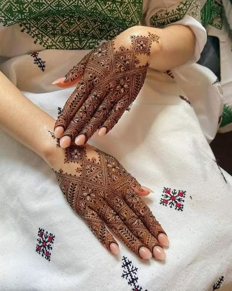 New Henna Designs Unique, Rose Flower Mehndi, Bridal Feet Mehndi Designs, Mehndi Modern, Bridal Feet Mehndi, Mehndi Designs Unique, Feet Mehndi Designs, Flower Mehndi Design, Wedding Henna Designs