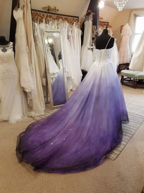 Wedding Ideas Purple, Bridesmaids Purple, Dye Wedding Dress, Ombre Wedding Dress, Vintage Wedding Ideas, Halloween Weddings, Galaxy Wedding, Autumn Chic, Purple Wedding Dress