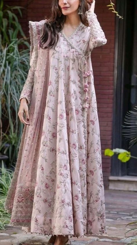 Eid Dress Ideas, Simple Dress Casual, Long Frock Designs, Desi Fits, Salwar Kamiz, Beautiful Pakistani Dresses, Mode Abaya, Desi Outfits, Modest Dresses Casual